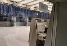 PSX falls amid rollover, KSE-100 loses nearly 600 points PSX